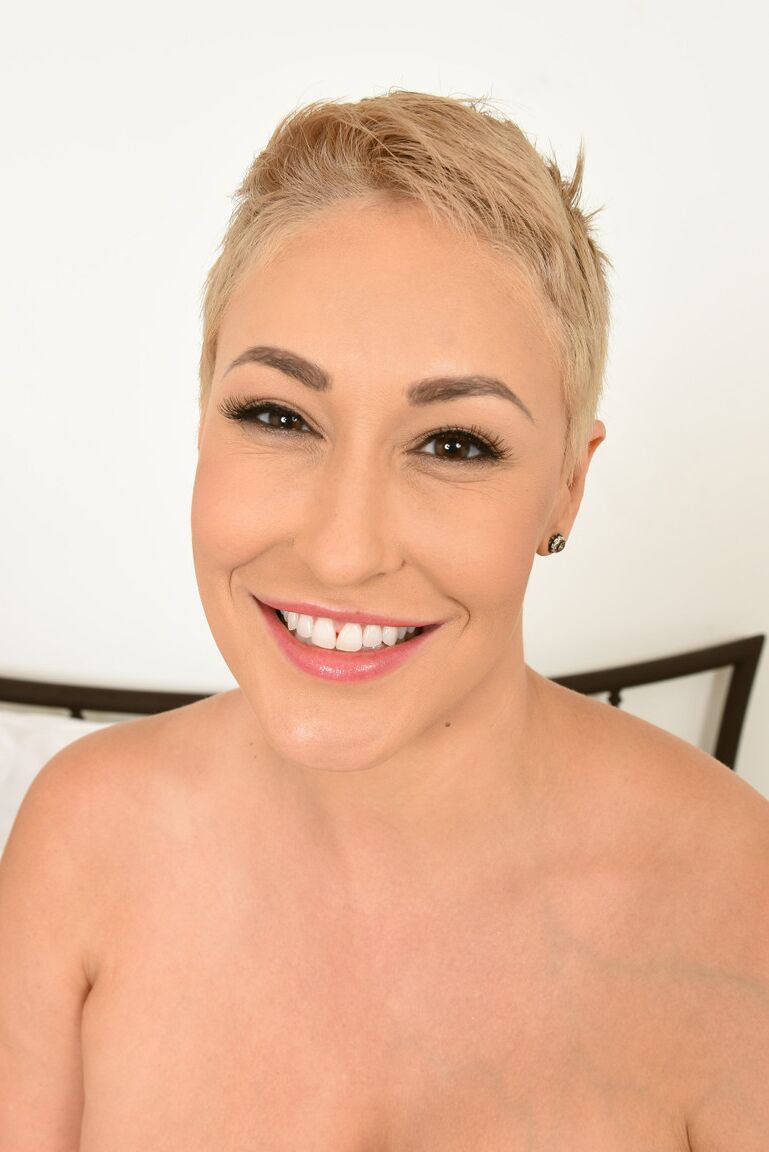 15P Mulher com mais de 30 anos e cabelo curto Ryan Keely tira lingerie para posar nua na cama