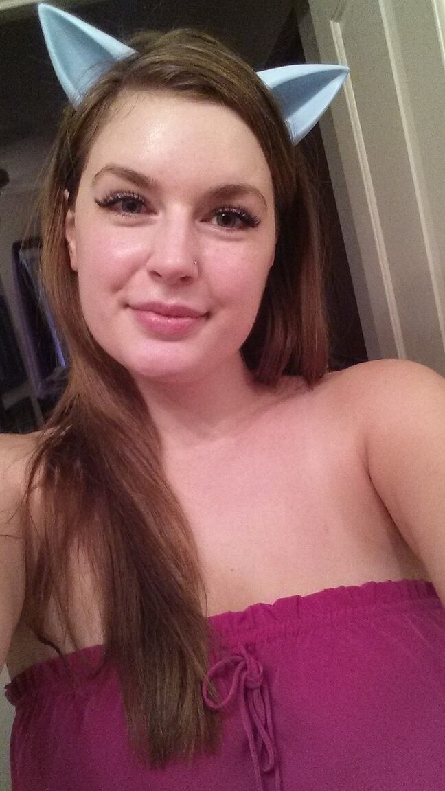 15P Thick amateur Danielle takes selfies in the house in varying states of dress