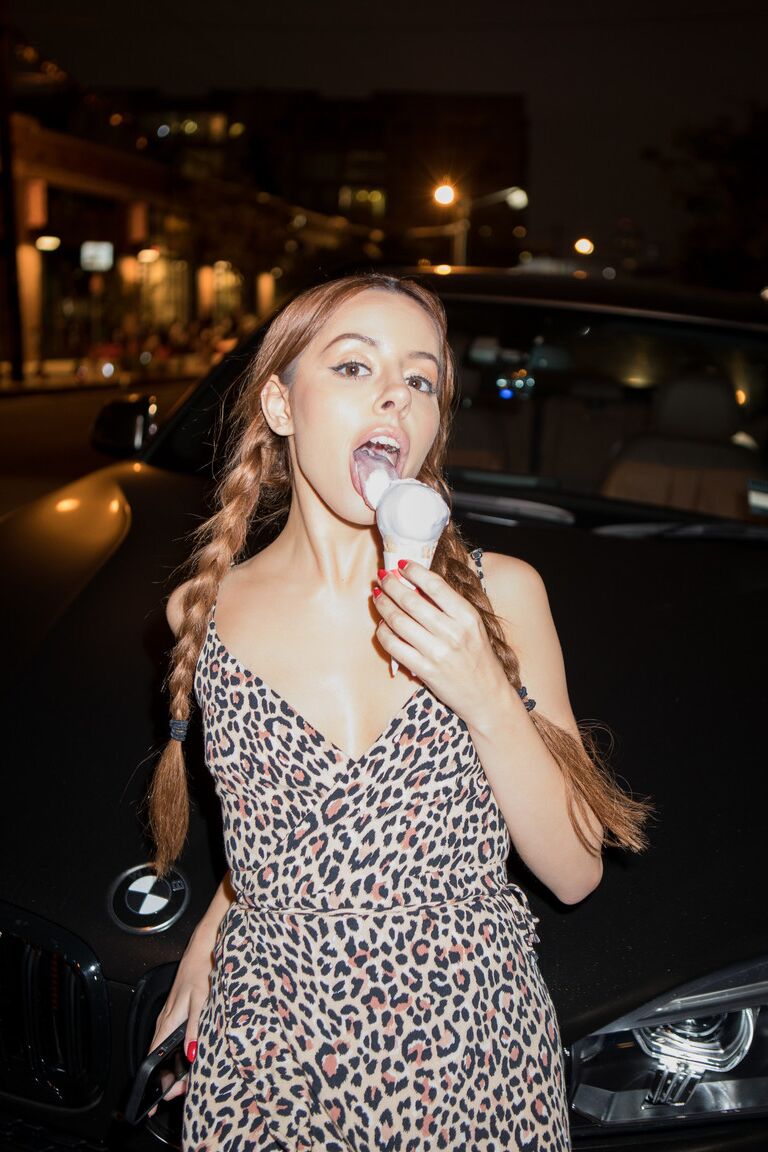 15P La joven pelirroja Vanna Bardot come un helado antes del sexo interracial