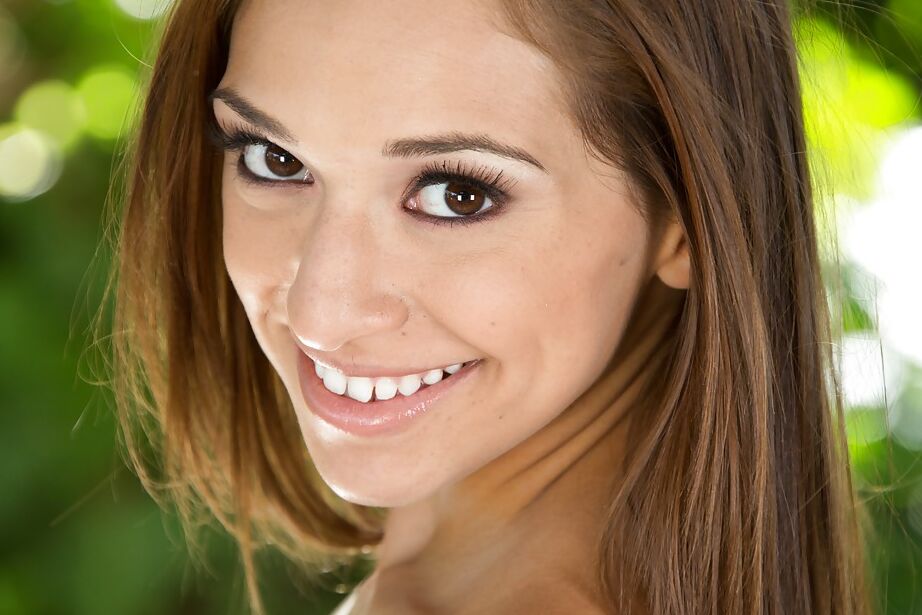 16P Hermosa latina de culo grueso y jugoso muestra sus turgentes tetas