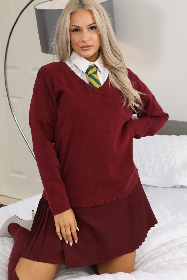 16P A estudante loira gostosa Paige F fica apenas com sua calcinha branca e meias até os joelhos