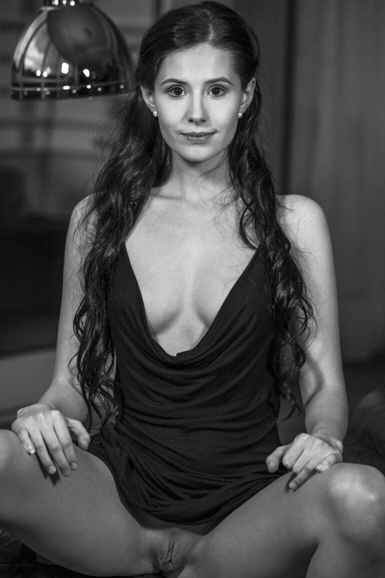21P Gata morena com peitos pequenos Vanessa Angel fica nua e posa