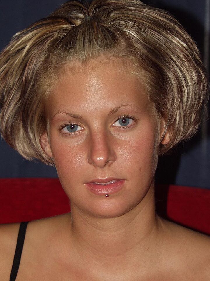 16P Le modèle amateur Drew écarte son vagin après avoir retiré sa lingerie sensuelle