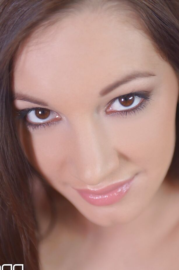 16P Gata morena Felicia posando em lingerie sexy e se masturbando
