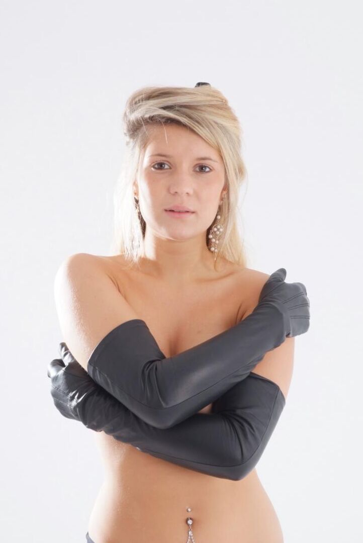 15P Blonde Frau berührt ihre festen Titten, während sie lange Lederhandschuhe trägt