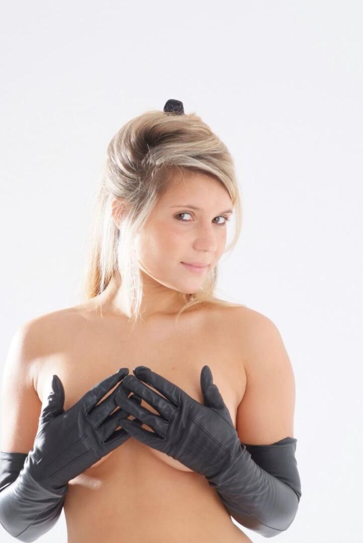 15P Blonde Frau berührt ihre festen Titten, während sie lange Lederhandschuhe trägt