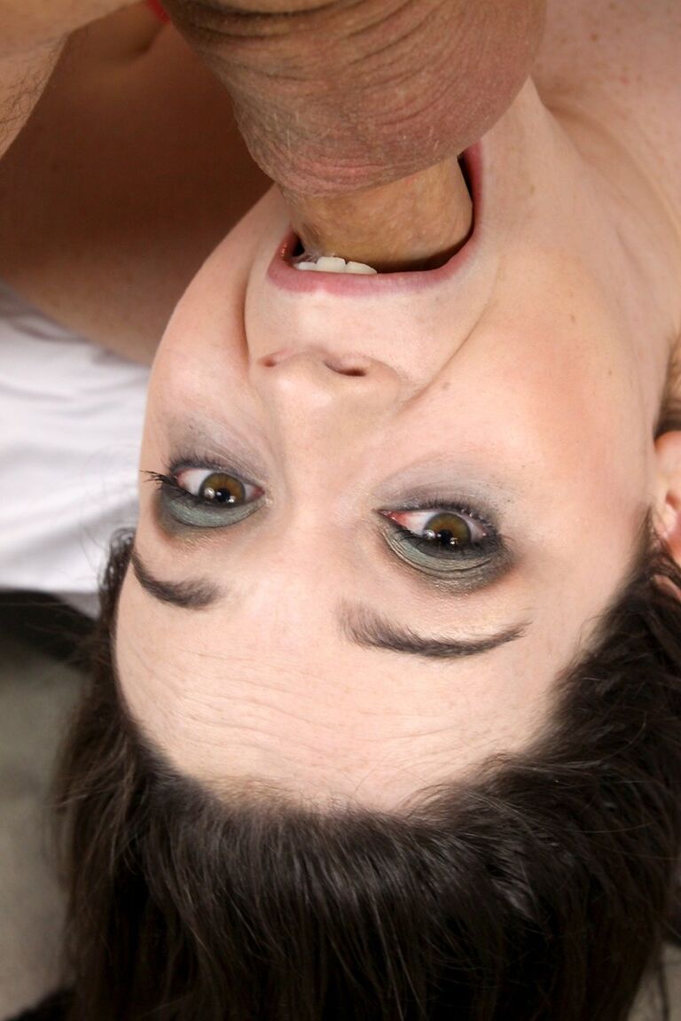 21P La brune Tessa Lane montre ses jolis seins et suce une bite.