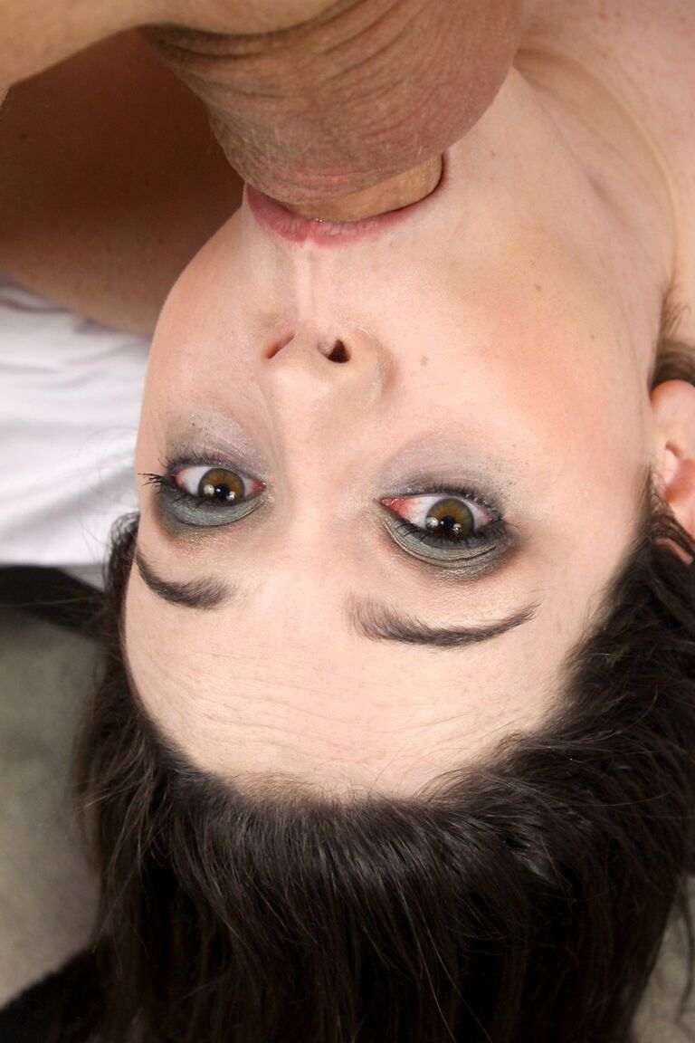 21P La brune Tessa Lane montre ses jolis seins et suce une bite.
