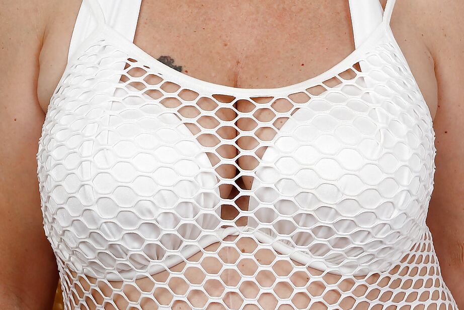 16P A mulher madura Brandie Sweet está exibindo seu grande espólio flácido