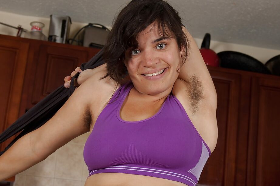 16P Ado grassouillet aux gros seins Hickory se déshabille et écarte les jambes