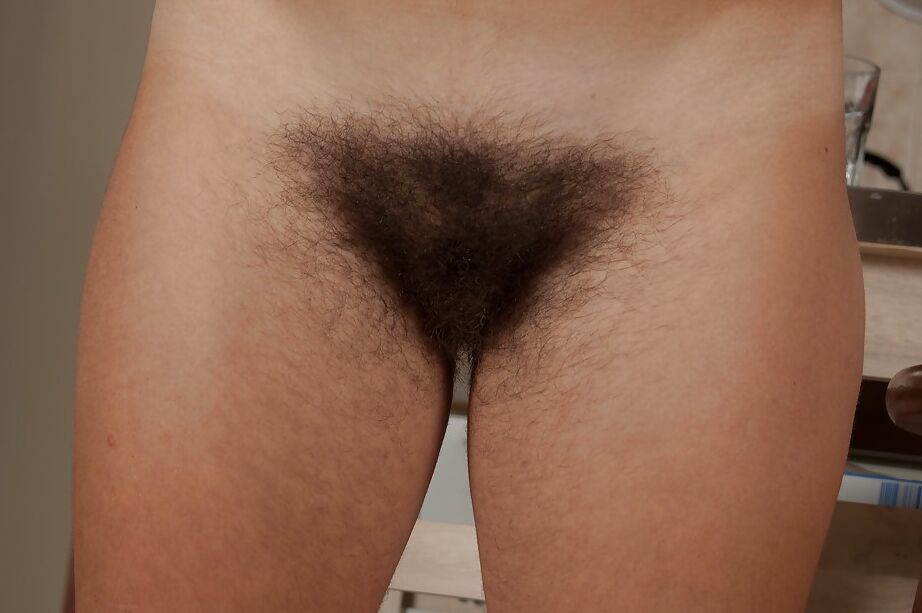 16P Ado grassouillet aux gros seins Hickory se déshabille et écarte les jambes