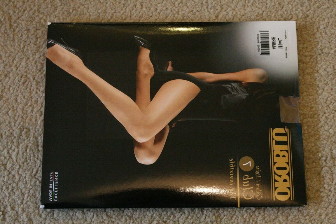 21P A gata sexy Molly May brinca com seus belos seios e bunda enquanto usa meia-calça