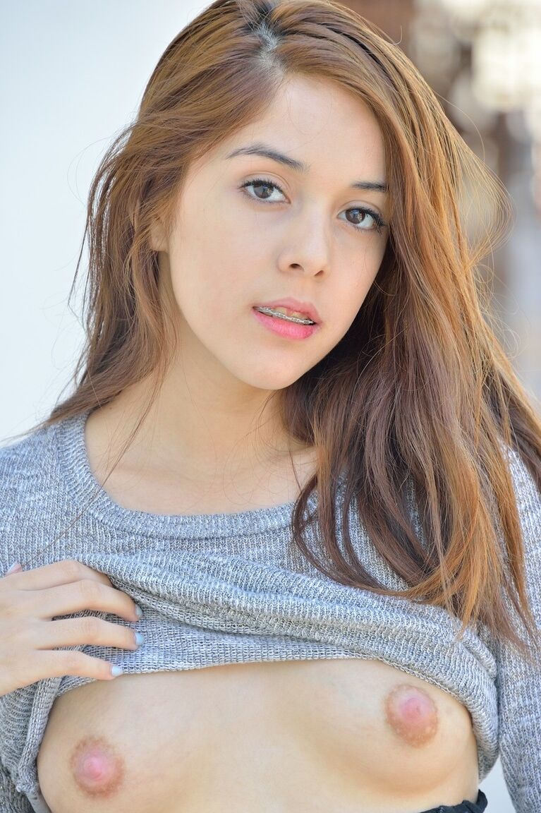 20P La caliente Sophie dando primeros planos de su sexy vagina abierta después de provocar desnuda al aire libre