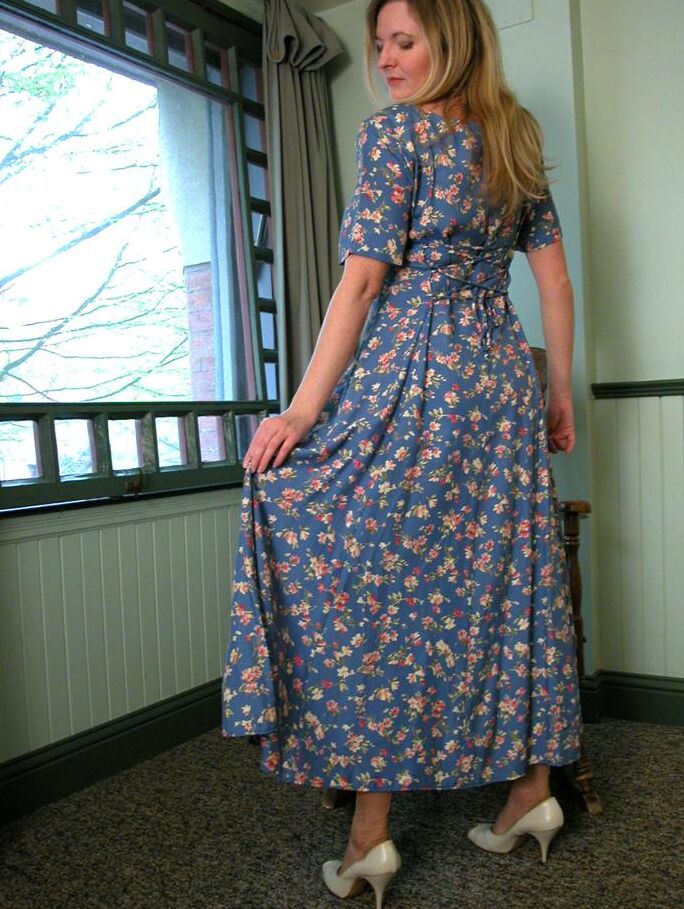 15P La señora madura Tasty Trixie se levanta el vestido largo antes de quitarse la ropa interior rosa