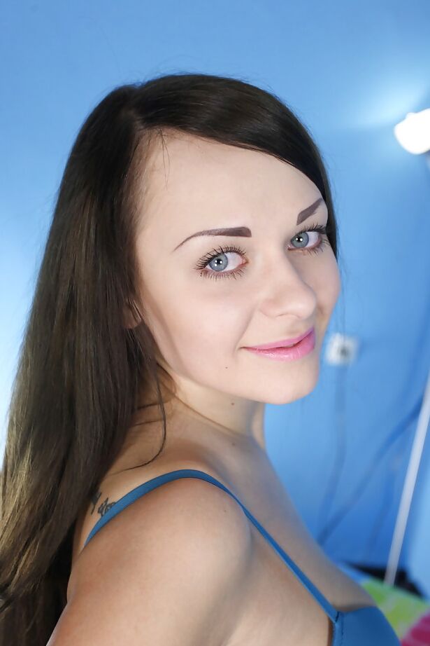 16P Katarina Muti, une amatrice amateur, exhibe ses seins laiteux d'adolescente.