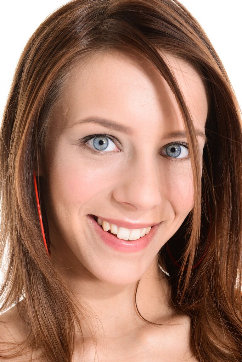 15P Tracy Smile, de olhos brilhantes, levanta o vestido justo para exibir peitos grandes e dedos