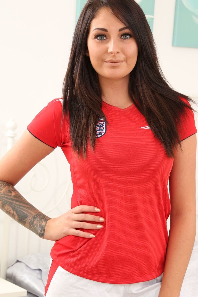 21P Lauren The Stylist remove uniforme de futebol