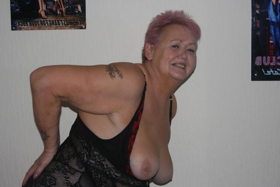 20P Nan Valgasmic Exposed de cabelos curtos perde os seios por causa da lingerie sensual