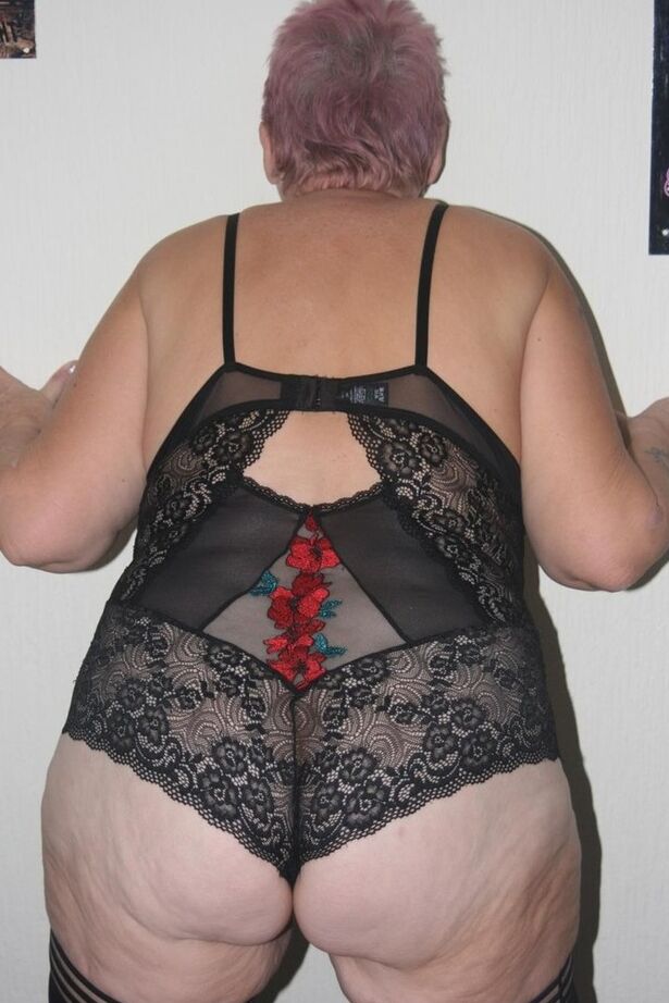 20P Nan Valgasmic Exposed de cabelos curtos perde os seios por causa da lingerie sensual