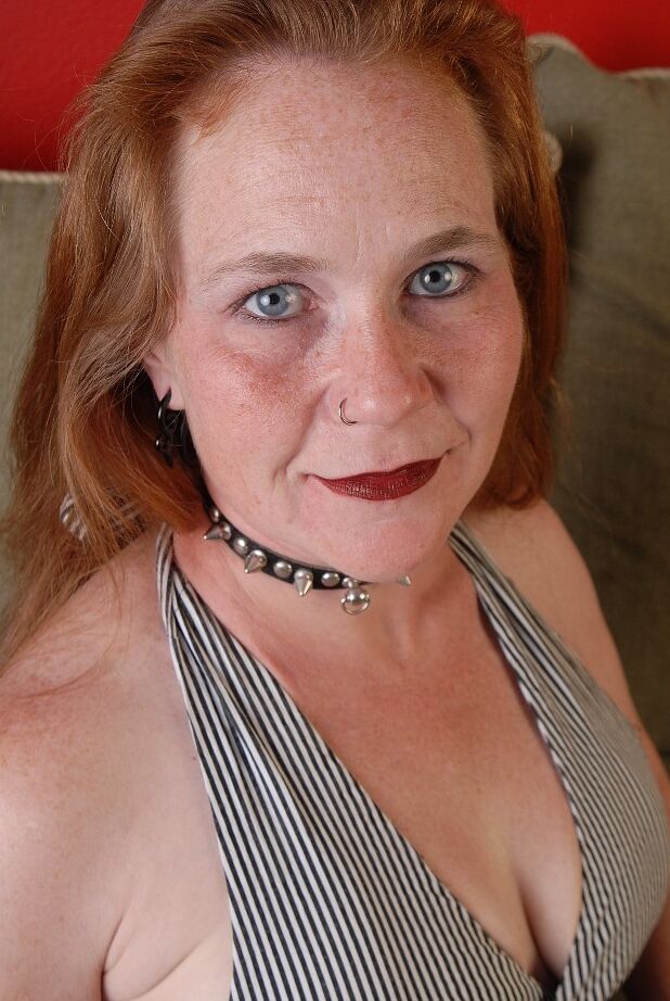 16P Granny Spicy dringt mit diesem Hardcore-Dildo in ihre schöne rosa Muschi ein