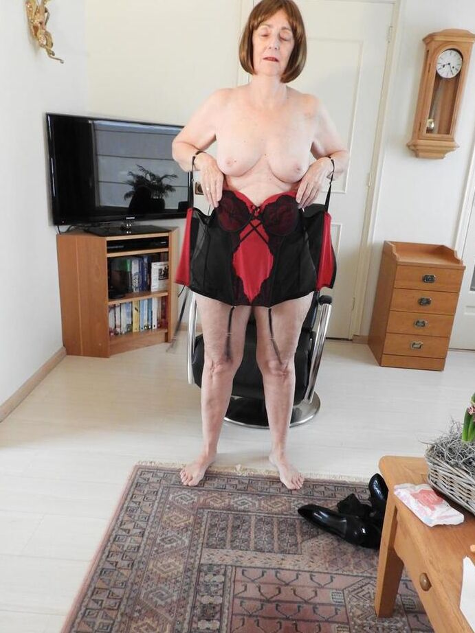 20P Old amateur gets totally naked prior to riding on top a suction dildo