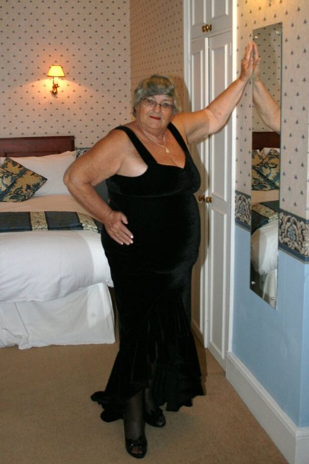 20P Obese UK senior citizen Grandma Libby goes naked on a loveseat in stockings