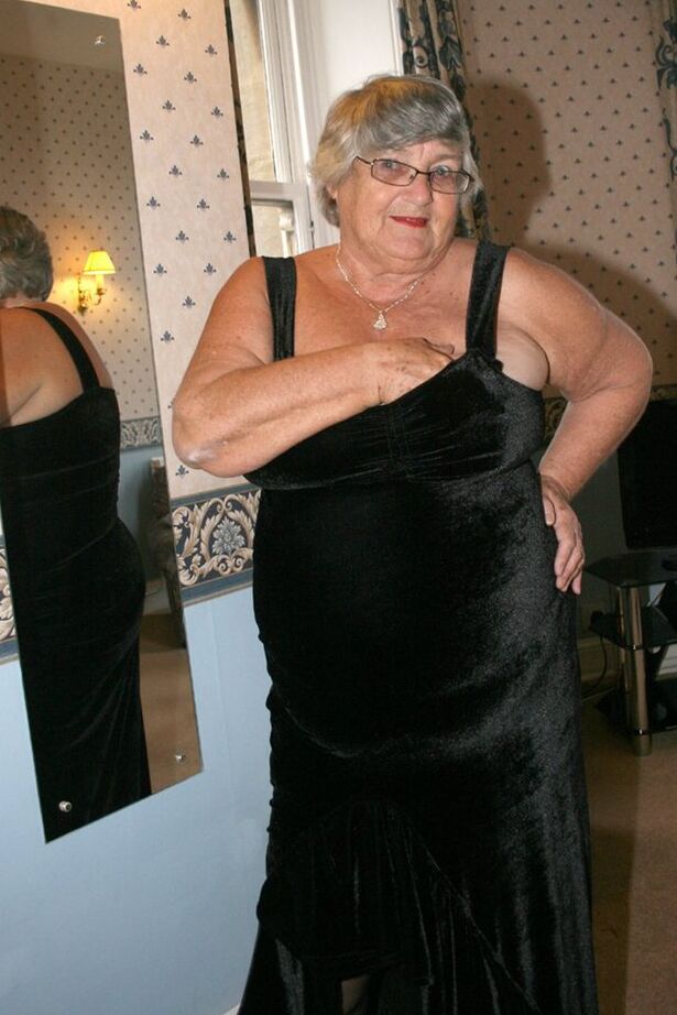 20P Obese UK senior citizen Grandma Libby goes naked on a loveseat in stockings