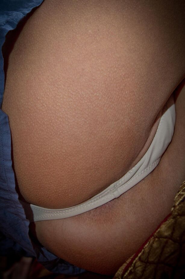 16P La adolescente descalza Diana G es pillada jugando con su bonito coño por un voyeur oculto