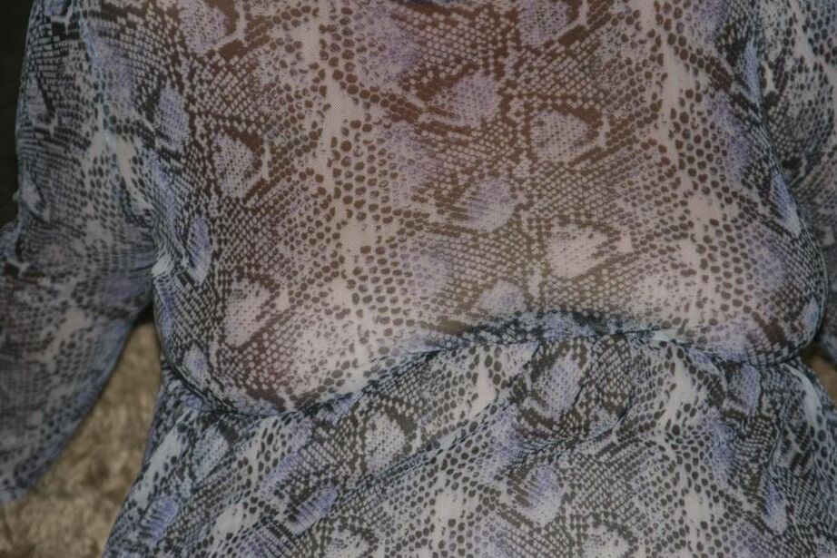 20P La gorda Valgasmic Exposed se quita el vestido para ir desnuda con medias negras
