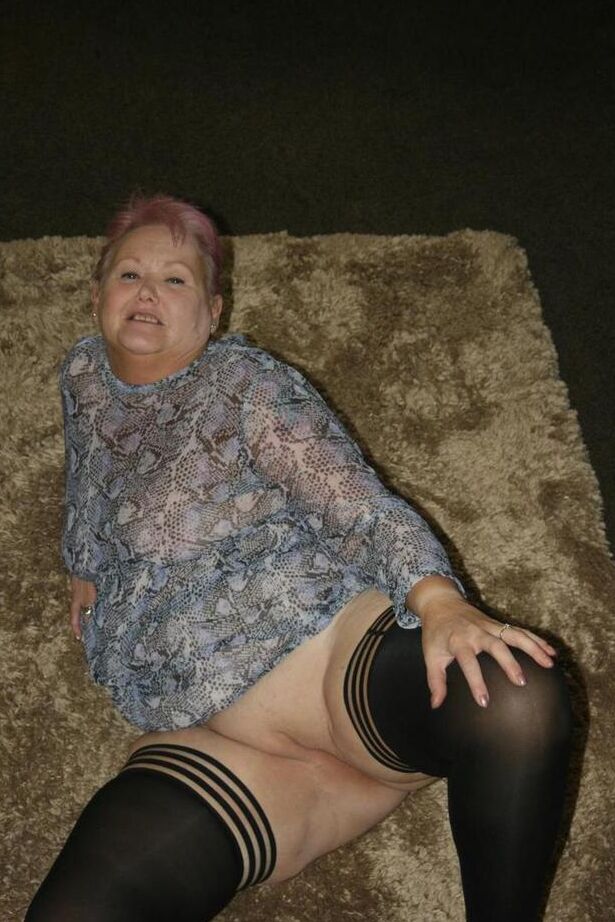 20P La gorda Valgasmic Exposed se quita el vestido para ir desnuda con medias negras