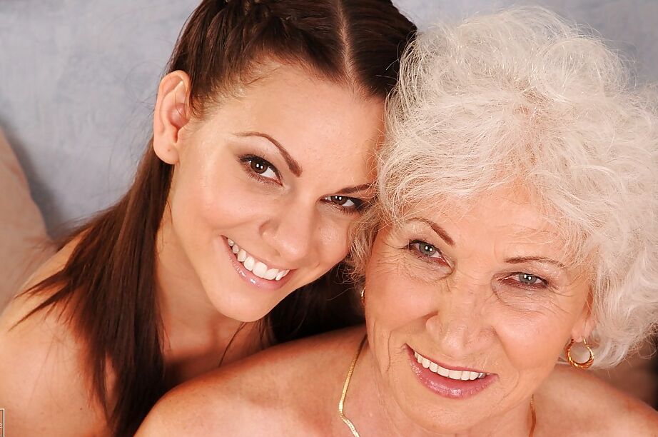 16P Abuelas lascivas tienen un cuarteto lésbico apasionado con chicas adolescentes