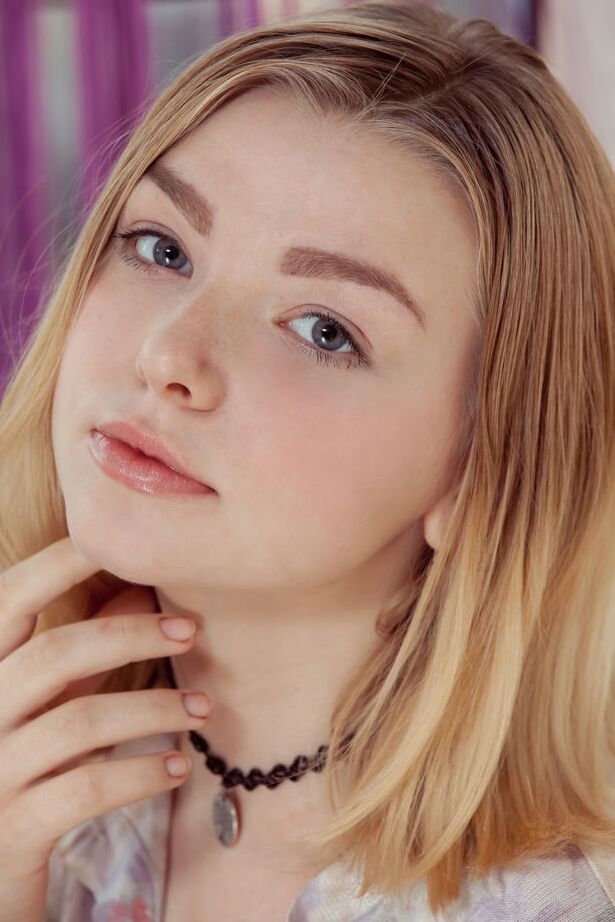 18P Der versaute blonde Teenager Daniel Sea enthüllt seine schönen Titten, bevor er seine leckere Möse zur Schau stellt