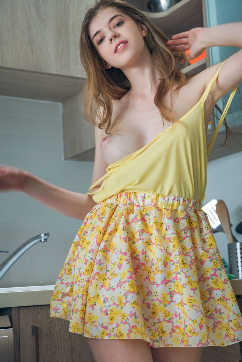 21P Kay J, jeune femme au foyer, se déshabille