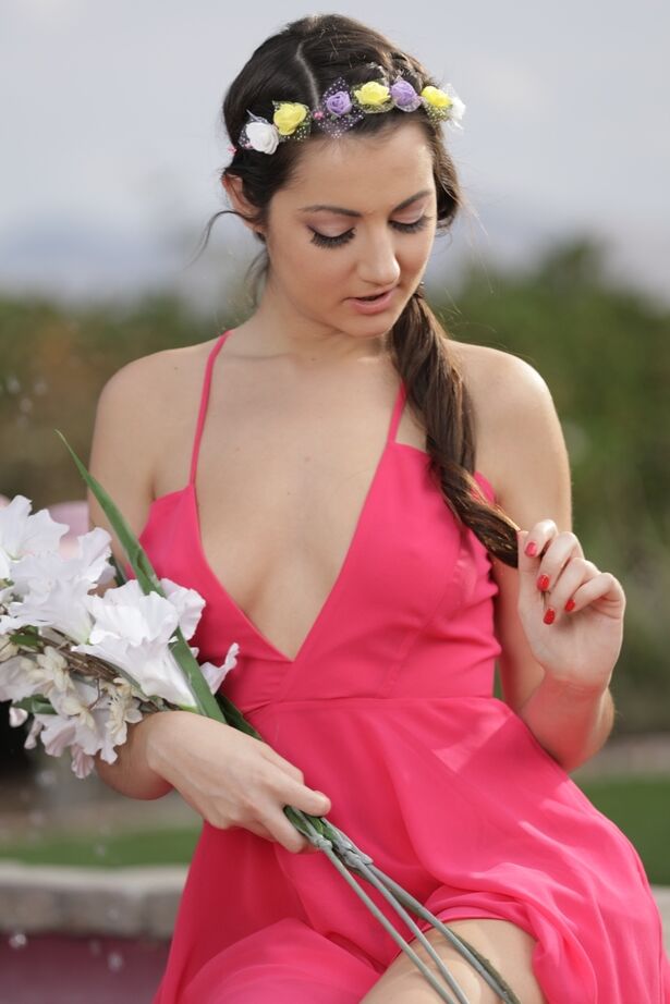 Das 16-jährige Solo-Girl Lily Adams zieht ihr Kleid und ihren Tanga aus, um nackt im Hof ​​zu modeln