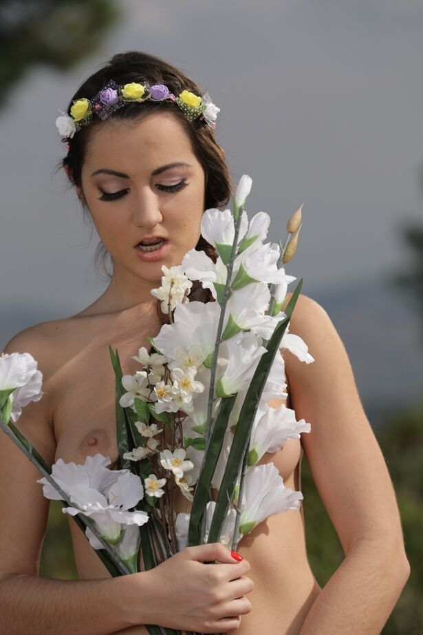 Das 16-jährige Solo-Girl Lily Adams zieht ihr Kleid und ihren Tanga aus, um nackt im Hof ​​zu modeln