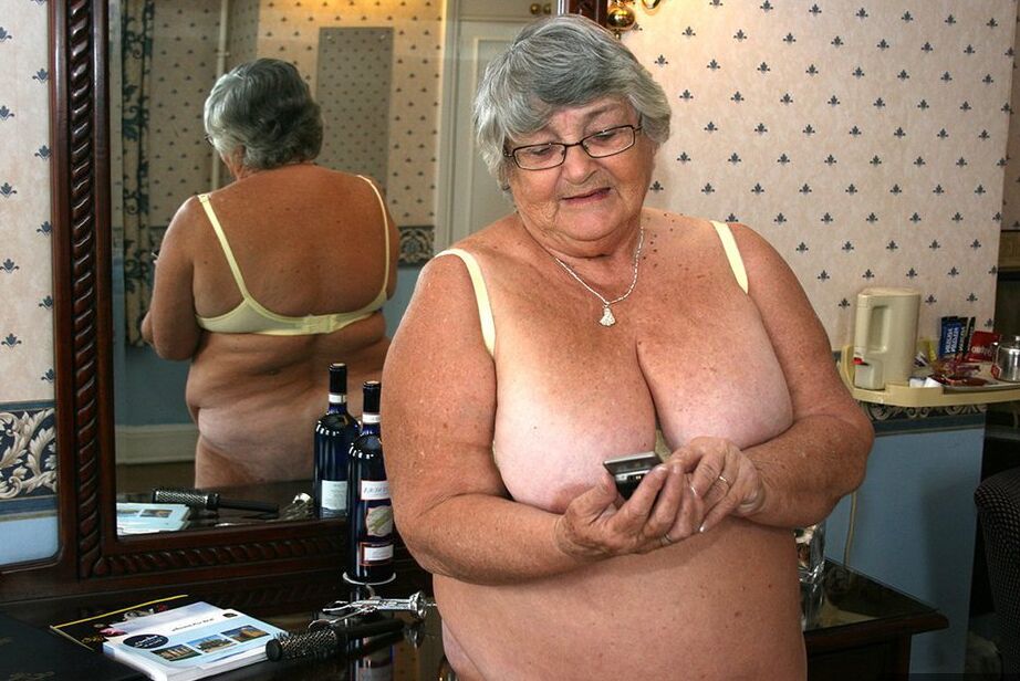 20P Dicke Großmutter mit kurzen grauen Haaren hat Telefonsex nur in schwarzen Strümpfen