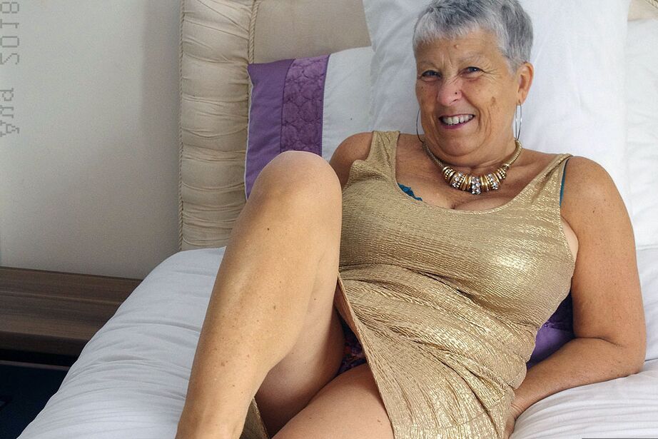 20P Vovó gostosa Savana mostra sua buceta raspada depois de um strip-tease travesso