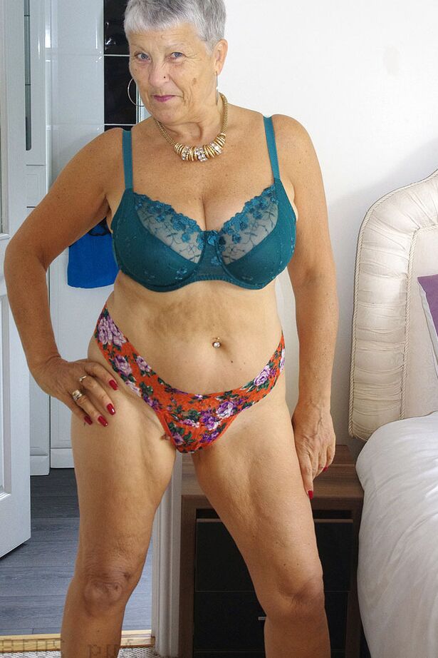 20P Vovó gostosa Savana mostra sua buceta raspada depois de um strip-tease travesso