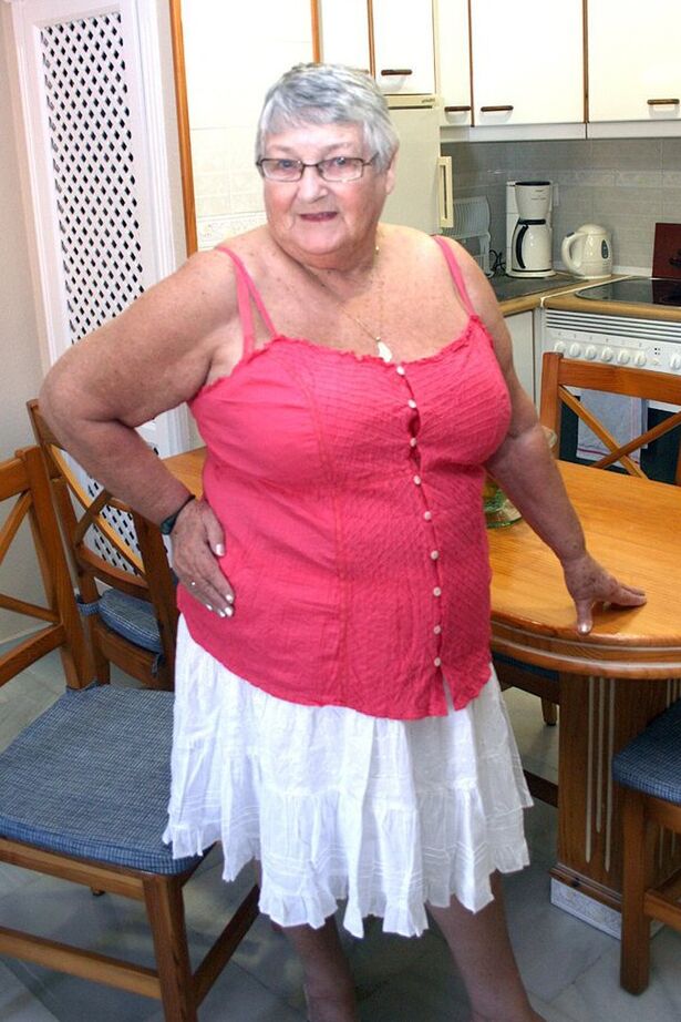 20P Sassy SSBBW Grand-mère Libby se penche nue pour voir son énorme cul gras