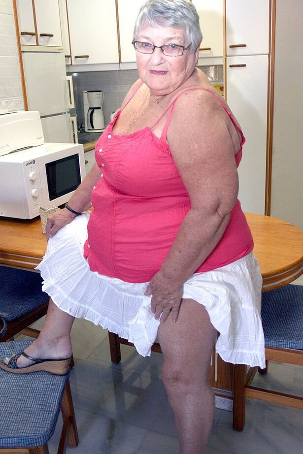 20P Sassy SSBBW Grand-mère Libby se penche nue pour voir son énorme cul gras