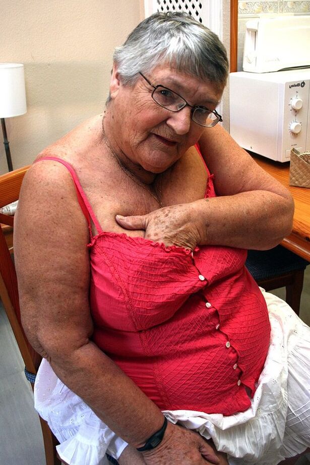 20P Sassy SSBBW Grand-mère Libby se penche nue pour voir son énorme cul gras