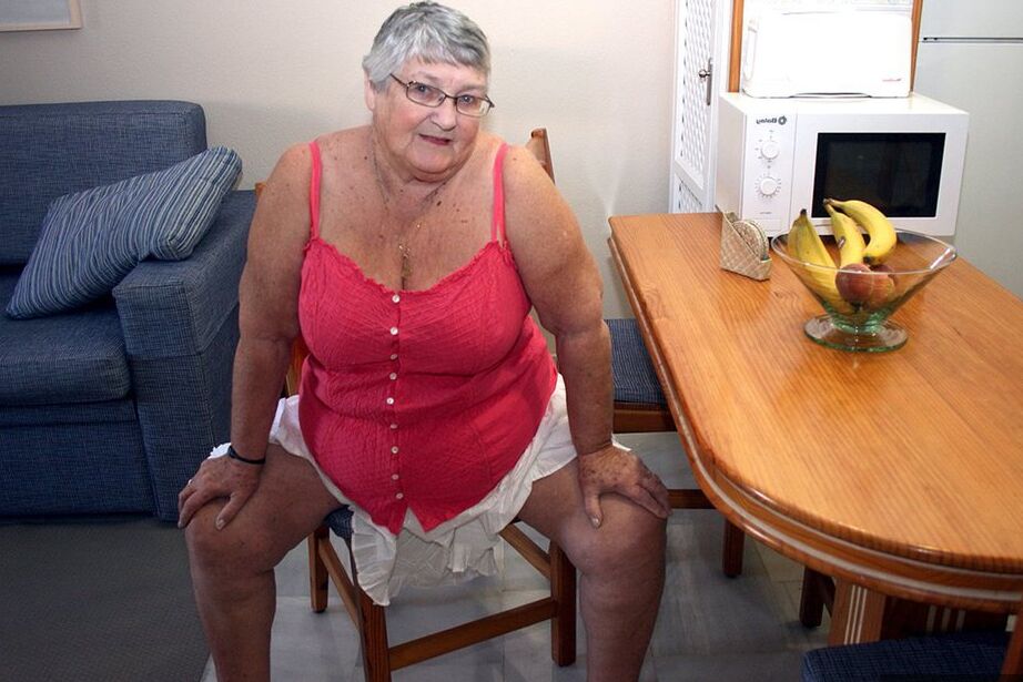20P Sassy SSBBW Grand-mère Libby se penche nue pour voir son énorme cul gras