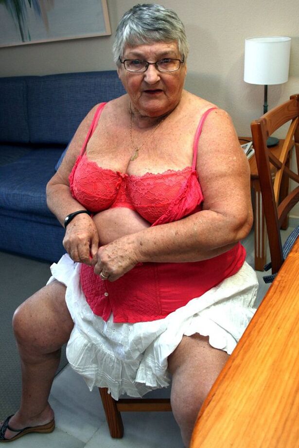 20P Sassy SSBBW Grand-mère Libby se penche nue pour voir son énorme cul gras