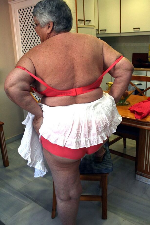 20P Sassy SSBBW Grand-mère Libby se penche nue pour voir son énorme cul gras