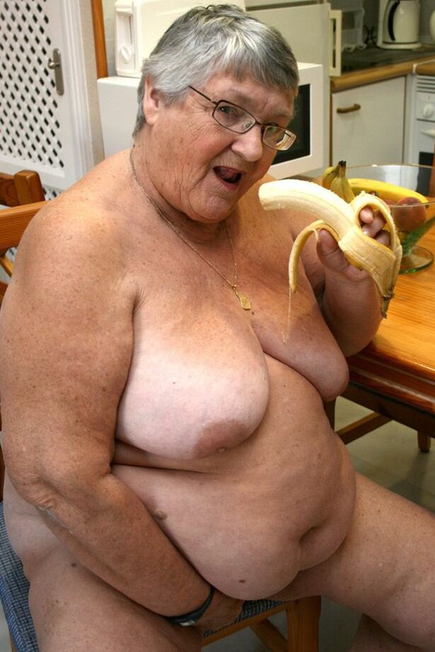 20P Sassy SSBBW Grand-mère Libby se penche nue pour voir son énorme cul gras