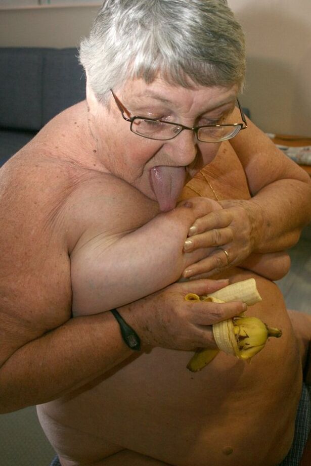20P Sassy SSBBW Grand-mère Libby se penche nue pour voir son énorme cul gras