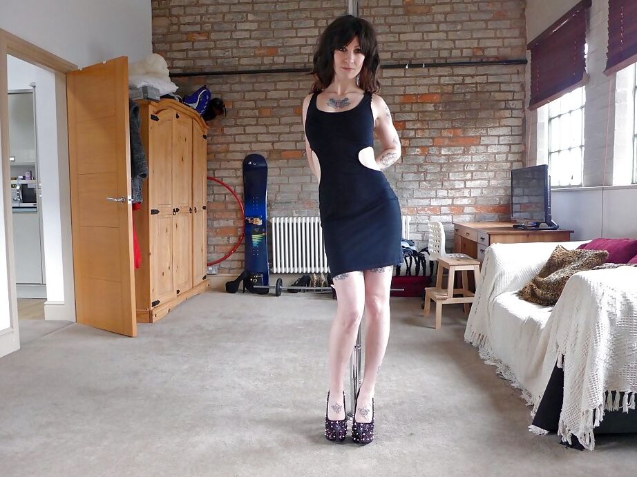 16P La europea tatuada amateur Miss Trixx haciendo un striptease