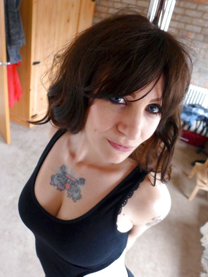 16P La europea tatuada amateur Miss Trixx haciendo un striptease