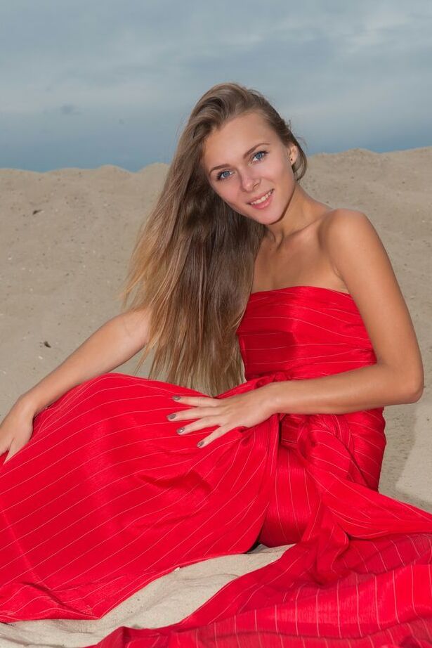18P Teen glamour babe Katie A perdendo pequenos peitos de adolescente do vestido na praia