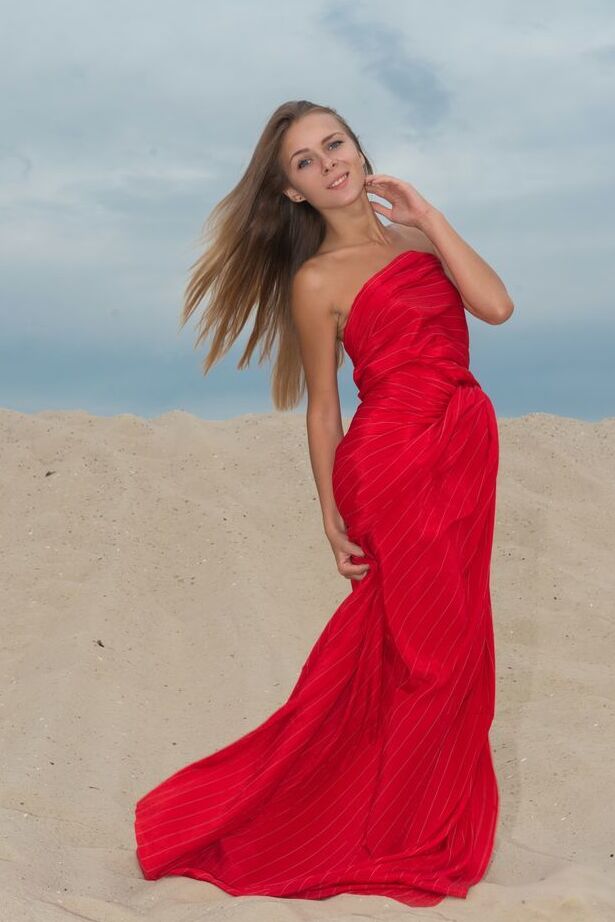 18P Teen glamour babe Katie A perdendo pequenos peitos de adolescente do vestido na praia